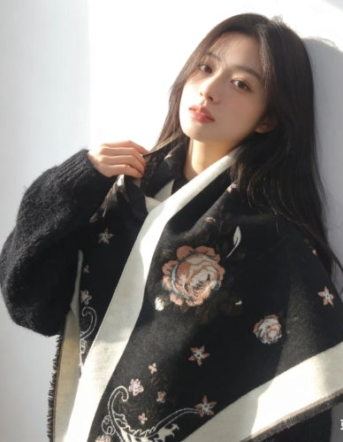 TRIANGLE SCARF
