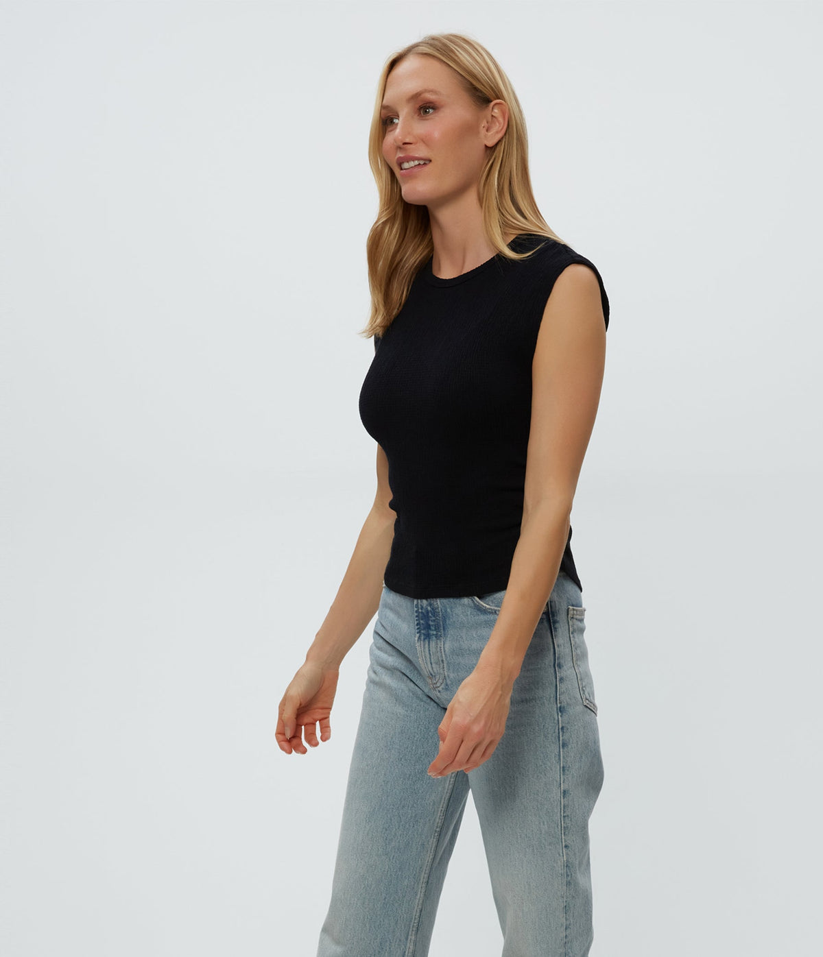 LEIGHTON CRINKLE KNIT POWER SHOULDER TOP