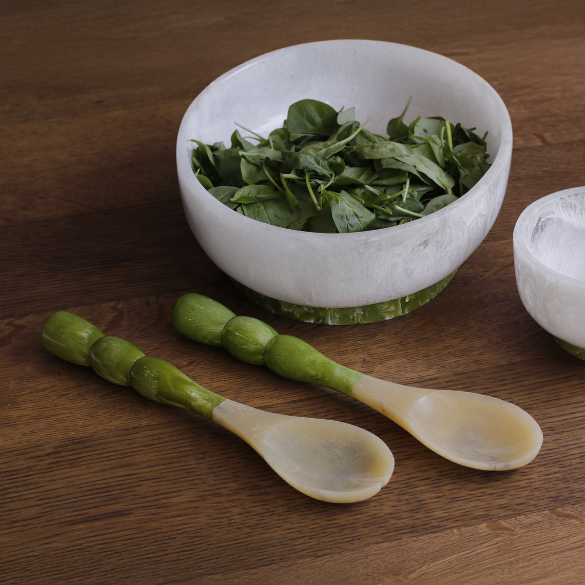 RESIN RIO LARGE BOWL W BASE WHT/GREEN