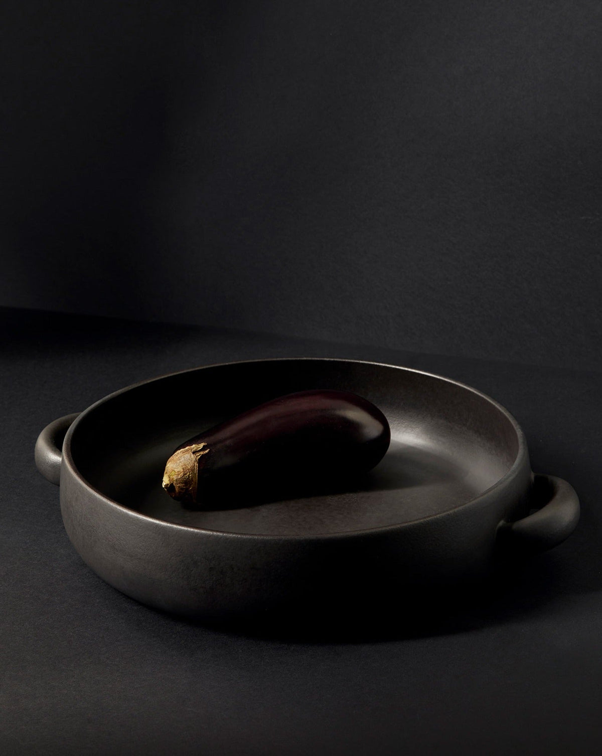 MATTE BLACK SERVING PLATE W/HANDLES 13.4&quot;