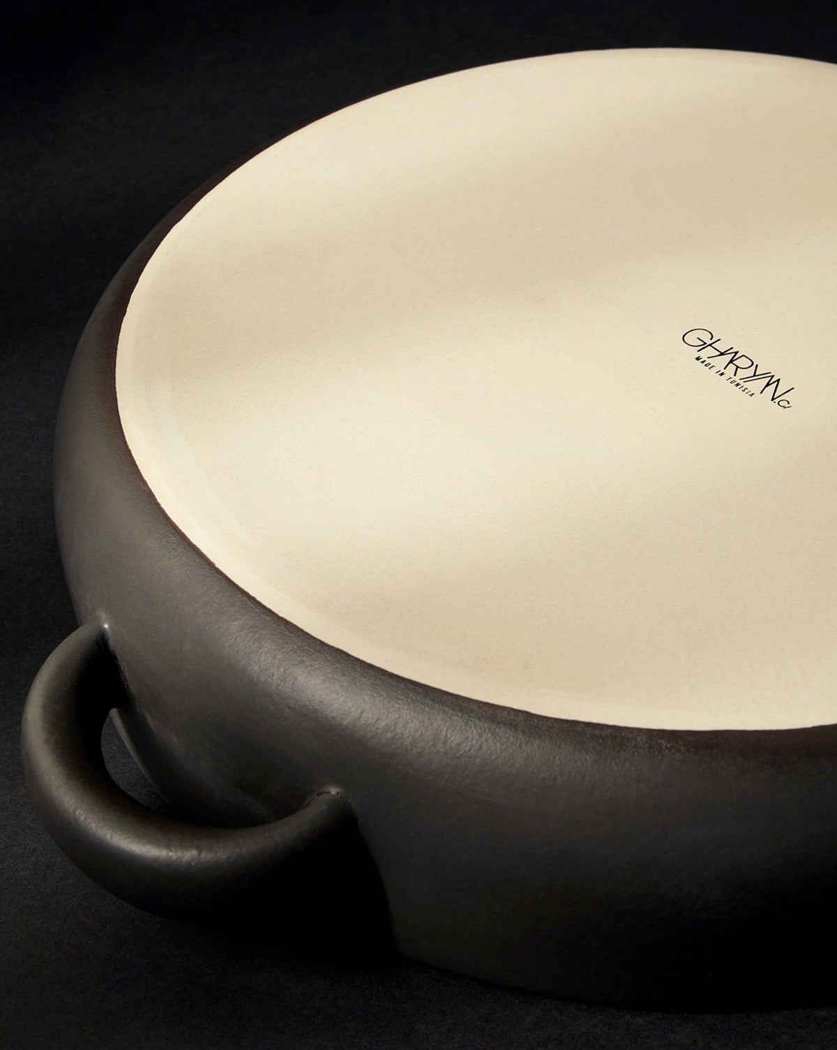 MATTE BLACK SERVING PLATE W/HANDLES 13.4&quot;