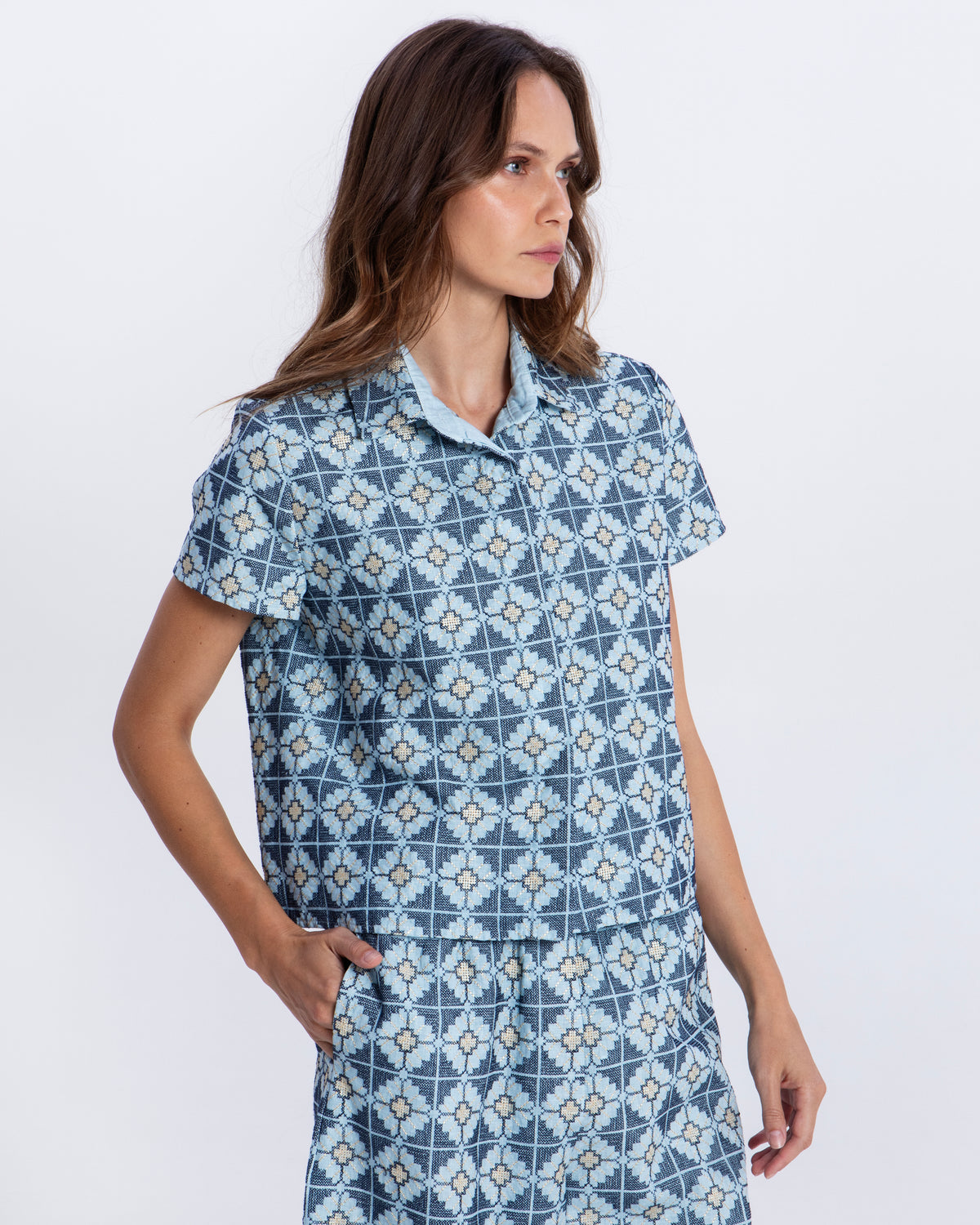 BACK PLEAT DAISY SHIRT