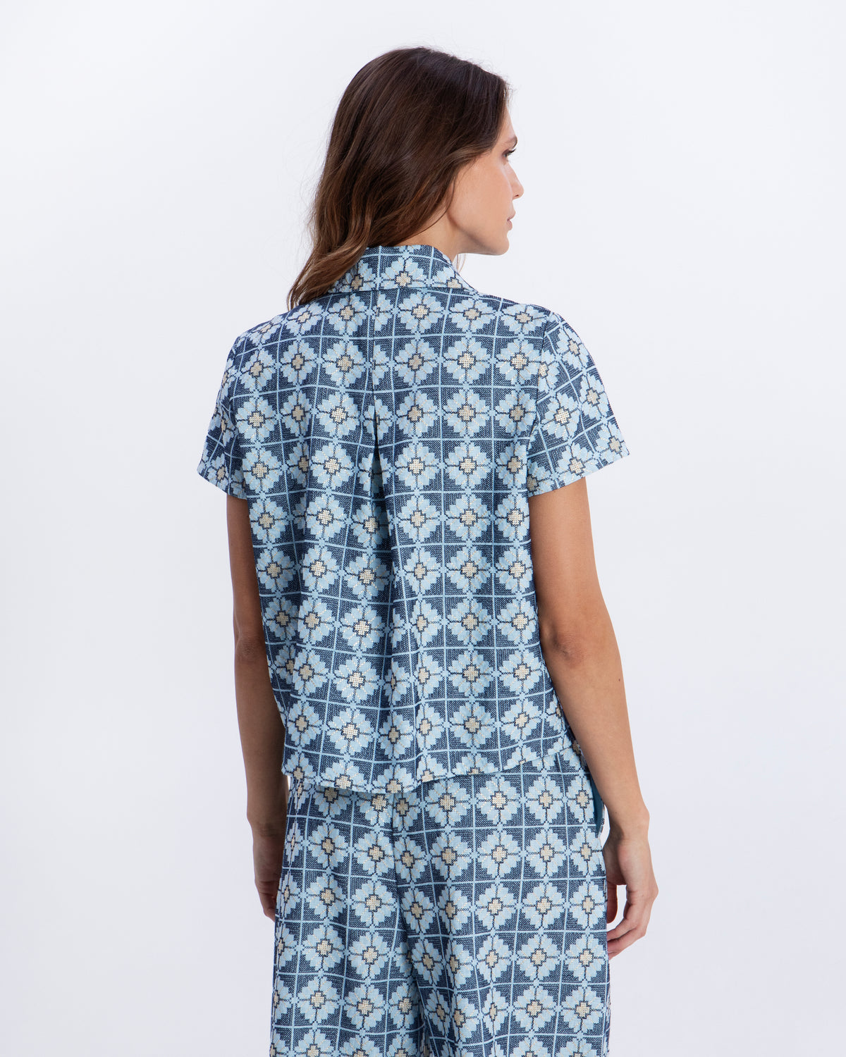 BACK PLEAT DAISY SHIRT