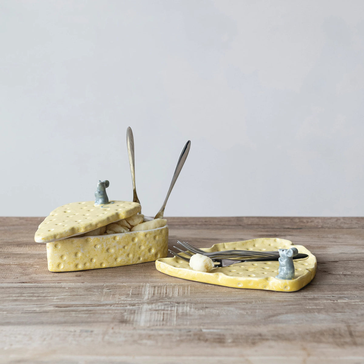 CHEESE SHAPED DISH W/MOUSE