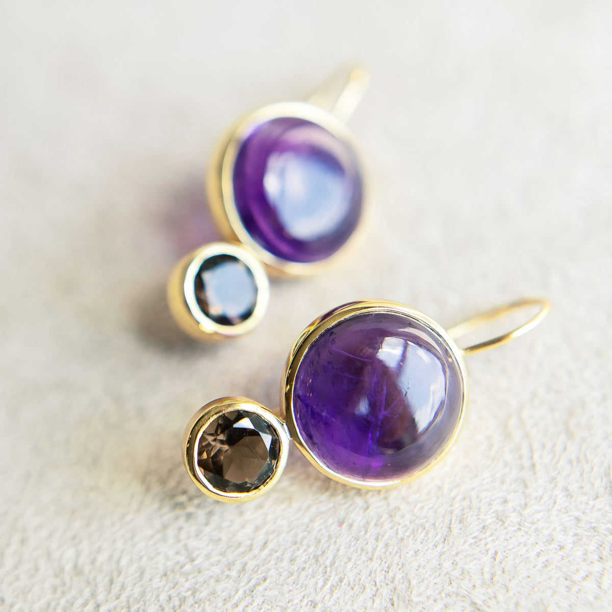COLORBLOCK EARRING AMETHYST/SMOKEY TOPAZ