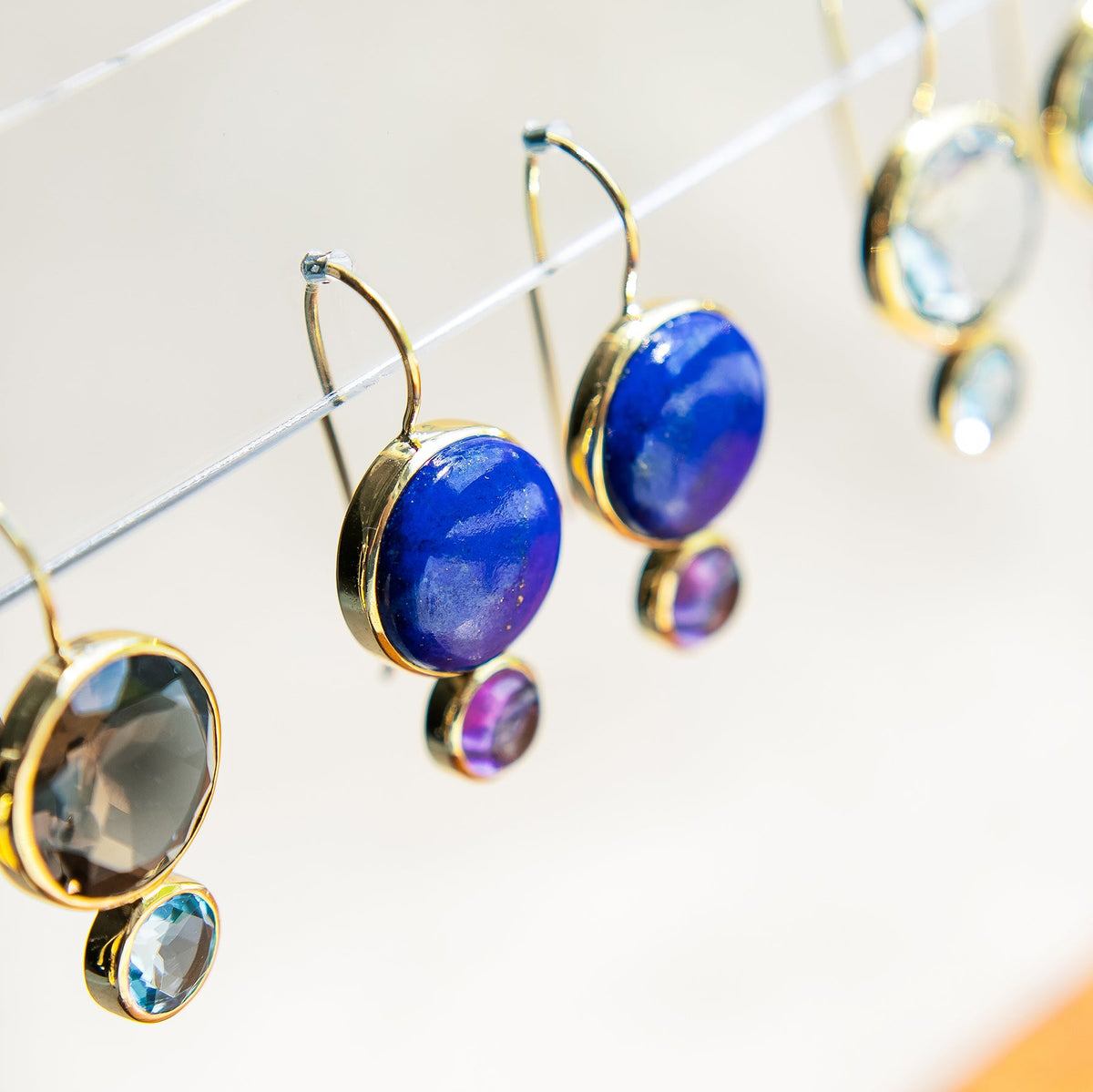 COLORBLOCK EARRING LAPIS/AMETHYST
