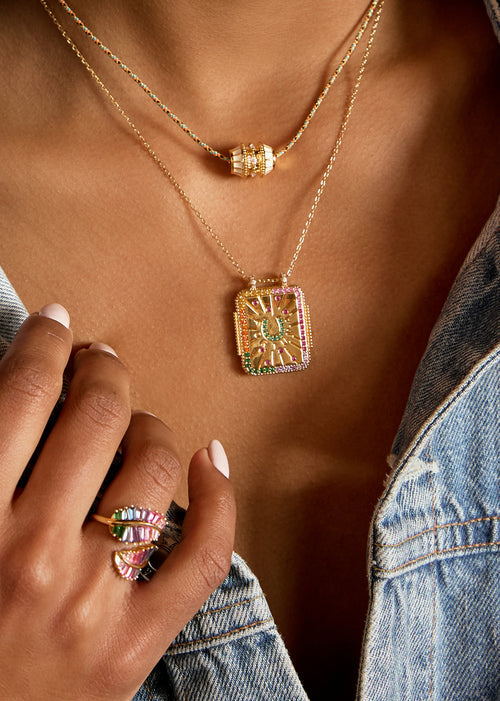 LUCKY HORSEHOE PLAQUE NECKLACE