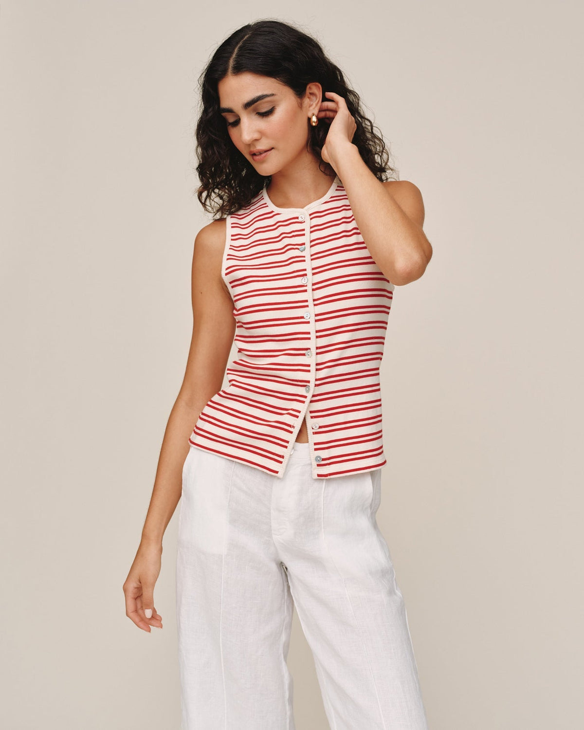 SLEEVELESS FITTED BUTTON DOWN TOP