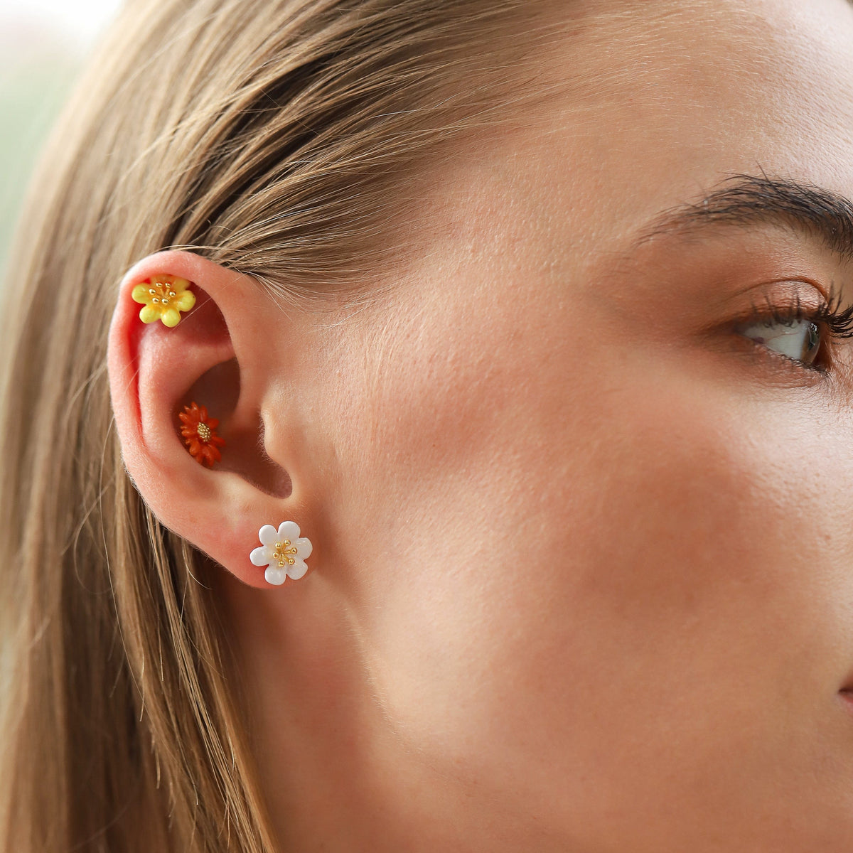ENAMEL FLOWER STUD